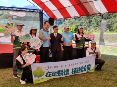 業保育署臺中分署於今（114）年植樹節時公開頒贈感謝獎牌，表彰第一商業銀行對企業認養造林的行動力與熱情 